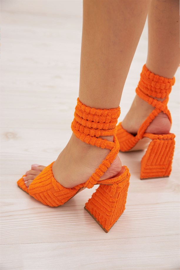 Gujan Turuncu Renkli Çapraz Bilekten Bantlı Topuklu Sandalet